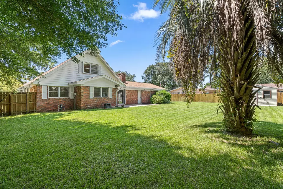 Exterior - 20 Magnolia Ave, Shalimar, FL 32579 photo 7 of 11