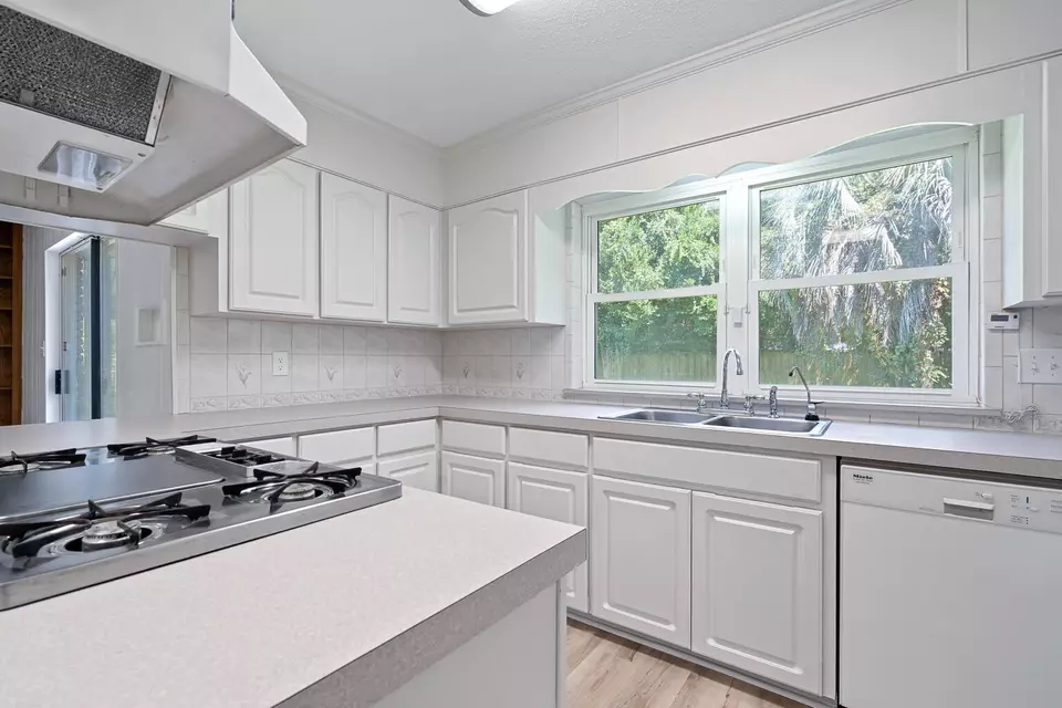 Kitchen - 20 Magnolia Ave, Shalimar, FL 32579 photo 3 of 5