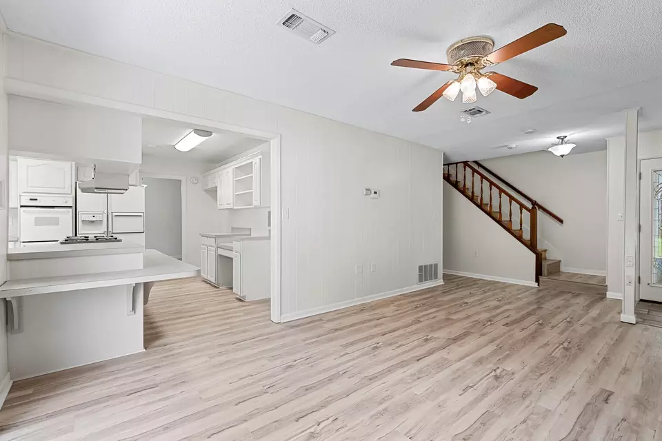 Living - 20 Magnolia Ave, Shalimar, FL 32579 photo 3 of 10