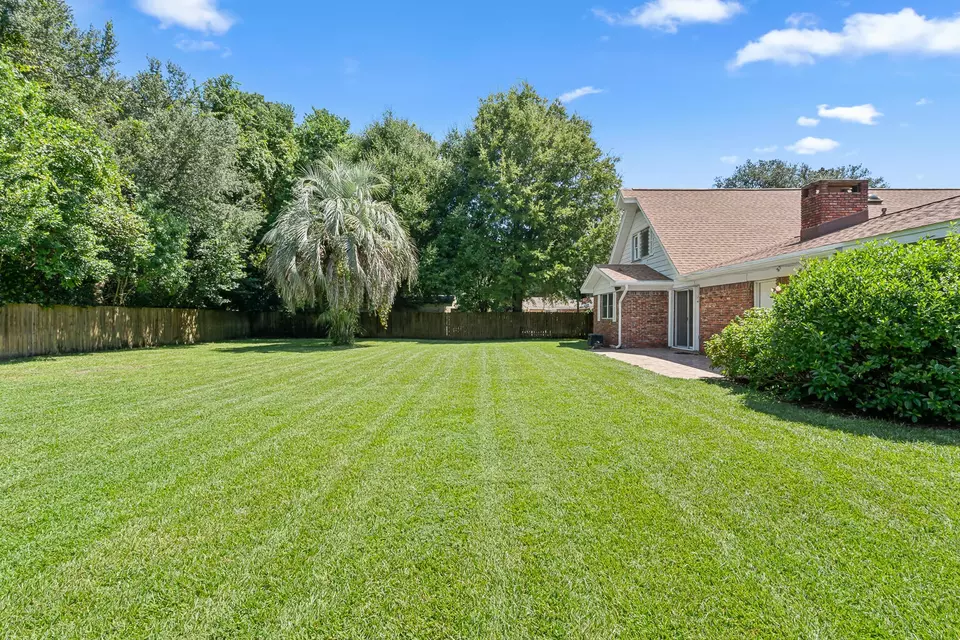 Exterior - 20 Magnolia Ave, Shalimar, FL 32579 photo 5 of 11