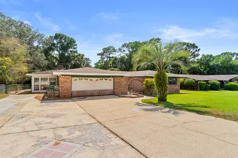 32 Walnut Ave, Shalimar, FL 32579