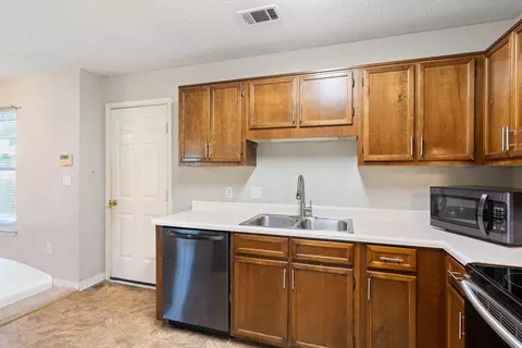 Kitchen - 429 Northview Ln, Crestview, FL 32536 photo 4 of 5