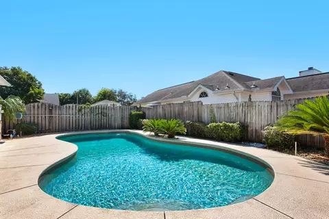 880 Brande Ct, Shalimar, FL 32579