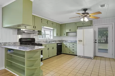 Kitchen - 2128 3rd Ave, Crestview, FL 32539 photo 5 of 6