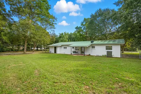 Exterior - 2128 3rd Ave, Crestview, FL 32539 photo 2 of 10
