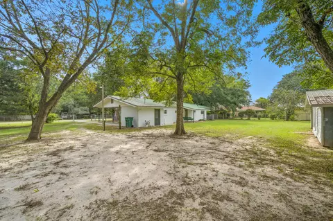 Exterior - 2128 3rd Ave, Crestview, FL 32539 photo 3 of 10