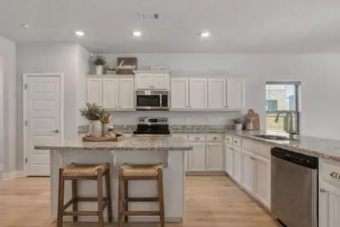Kitchen - 231 Baycliff Dr, Crestview, FL 32536 photo 2 of 2