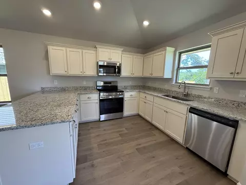 Kitchen - 194 Ridgeway Cir, Crestview, FL 32536 photo 3 of 3