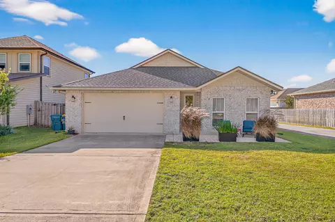 61 6th St # B, Shalimar, FL 32579