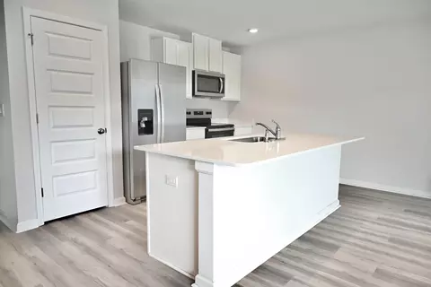 Kitchen - 429 Scarborough St, Crestview, FL 32539 photo 2 of 3