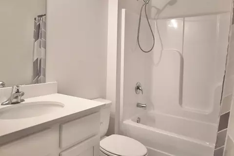 Bath - 429 Scarborough St, Crestview, FL 32539 photo 2 of 4