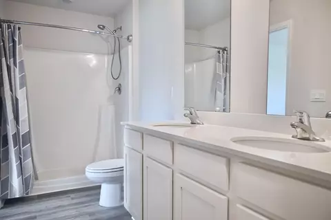 Bath - 429 Scarborough St, Crestview, FL 32539 photo 3 of 4