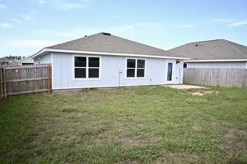 Exterior - 429 Scarborough St, Crestview, FL 32539 photo 2 of 4
