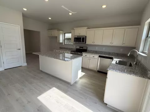 Kitchen - 189 Ridgeway Cir, Crestview, FL 32536 photo 2 of 2
