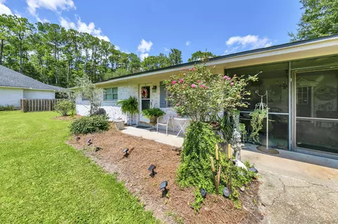 90 Jones Dr, Freeport, FL 32439