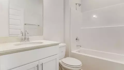 Bath - 5619 Thatcher Rd, Crestview, FL 32539 photo 3 of 3