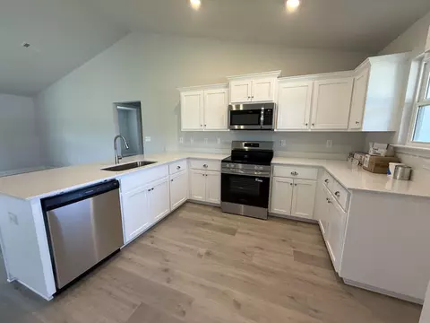 Kitchen - 6015 Crocket Cv, Crestview, FL 32539 photo 4 of 4
