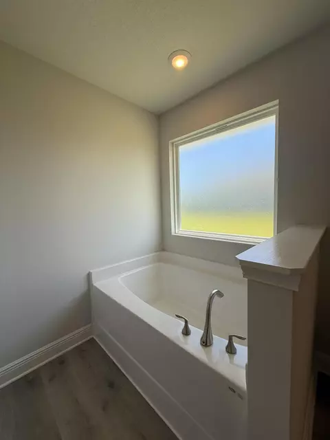 Bath - 6015 Crocket Cv, Crestview, FL 32539 photo 6 of 8