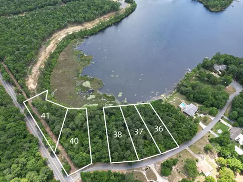 40 Lake Holley Cir, Defuniak Springs, FL 32433