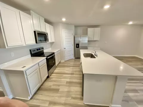 Kitchen - 337 Flounder St, Crestview, FL 32539 photo 2 of 5