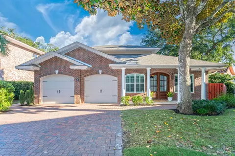 16 Plantation Oaks Dr, Mary Esther, FL 32569
