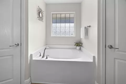 Bath - 2392 Agerton St, Crestview, FL 32536 photo 4 of 8