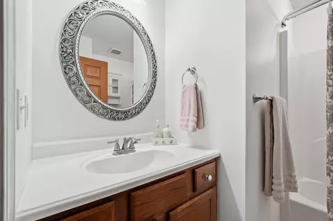 Bath - 5212 Moore Loop, Crestview, FL 32536 photo 4 of 5
