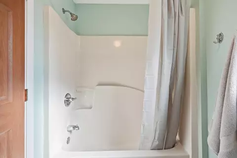 Bath - 5212 Moore Loop, Crestview, FL 32536 photo 3 of 5