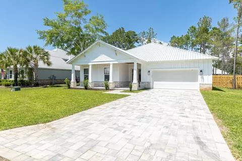 61 E Grizzly St, Freeport, FL 32439