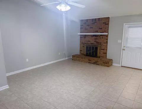 Living - 5496 Monterrey Rd, Crestview, FL 32539 photo 2 of 3