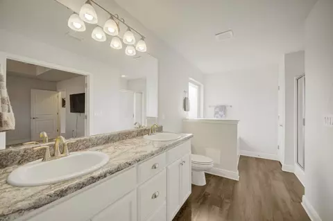Bath - 2045 Broad St, Crestview, FL 32536 photo 2 of 4