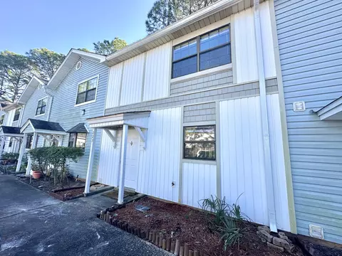 223 Oxford Ct, Mary Esther, FL 32569