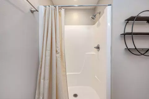 Bath - 407 Eisenhower Dr, Crestview, FL 32539 photo 3 of 5