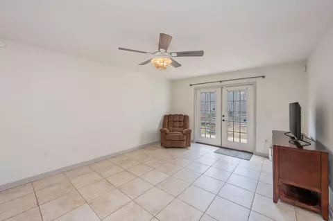 Living - 407 Eisenhower Dr, Crestview, FL 32539 photo 2 of 3