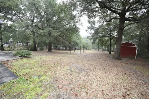 Exterior - 202 Shell Dr, Crestview, FL 32536 photo 3 of 4