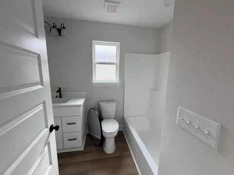 Bath - 5433 Bayleaf Dr, Crestview, FL 32539 photo 1 of 2