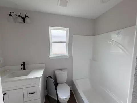 Bath - 5433 Bayleaf Dr, Crestview, FL 32539 photo 2 of 2
