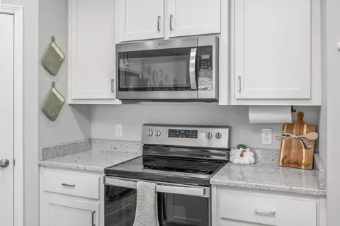 Kitchen - 2930 Mccarty Ave, Crestview, FL 32539 photo 4 of 6