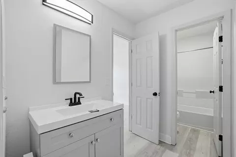 Bath - 1636 E 1st Ave, Crestview, FL 32539 photo 1 of 5