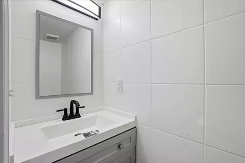 Bath - 1636 E 1st Ave, Crestview, FL 32539 photo 3 of 5