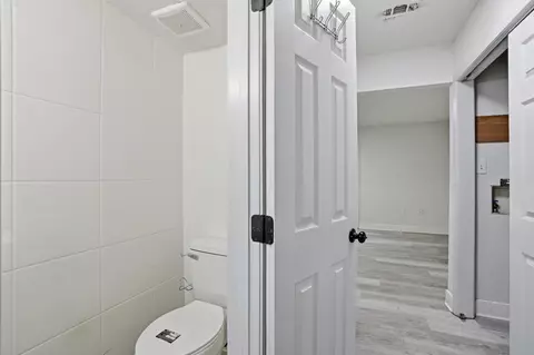 Bath - 1636 E 1st Ave, Crestview, FL 32539 photo 5 of 5
