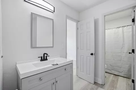Bath - 1636 E 1st Ave, Crestview, FL 32539 photo 2 of 5