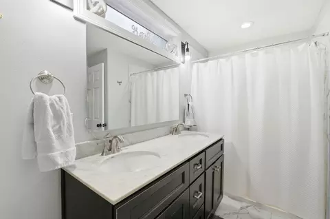 Bath - 85 Marsh Dr, Freeport, FL 32439 photo 2 of 3