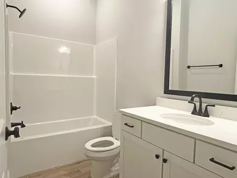 Bath - 275 E Tweet St, Freeport, FL 32439 photo 3 of 4