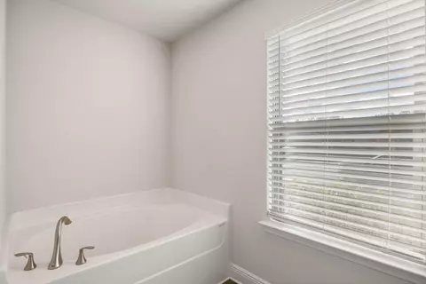 Bath - 109 Ridgeway Cir, Crestview, FL 32536 photo 2 of 3