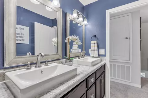 Bath - 503 Eisenhower Dr, Crestview, FL 32539 photo 2 of 5