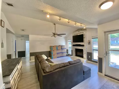 Living - 309 Springwood Cir, Crestview, FL 32536 photo 1 of 3