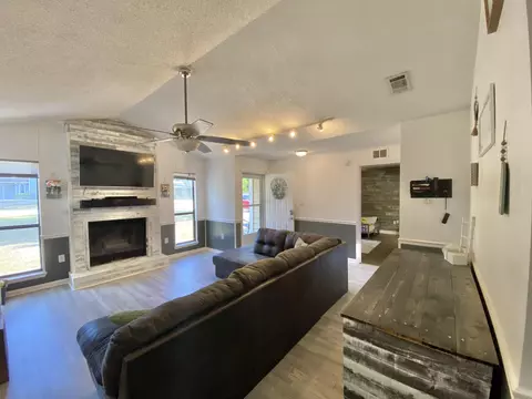 Living - 309 Springwood Cir, Crestview, FL 32536 photo 3 of 3