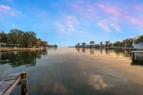 27 Old Ferry Rd, Shalimar, FL 32579