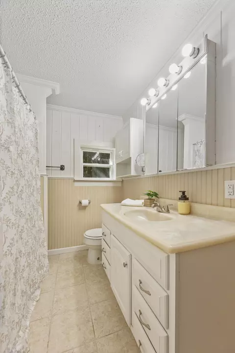 Bath - 894 E Williams Ave, Crestview, FL 32539 photo 1 of 1